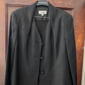 Le Suit Skirt Suit Size 18